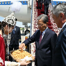 Спикер парламента Китая прибыл в Кыргызстан с официальным визитом