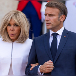 Макрон подал в суд на женщину, назвавшую его жену мужчиной