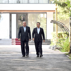 Садыр Жапаров встретился с Эмомали Рахмоном в Чолпон-Ате