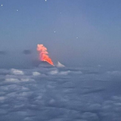 Вулкан Ключевская Сопка начал извергаться после землетрясения у берегов Камчатки