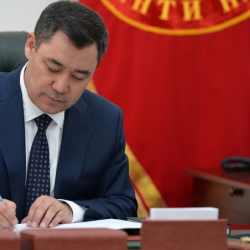 Садыр Жапаров Санарип кодексине кол койду