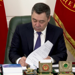 Президент калктын жана ишкерлердин салык түйшүгүн азайтуу боюнча мыйзамга кол койду