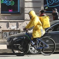 В Санкт-Петербурге мигрантам запретили работать курьерами