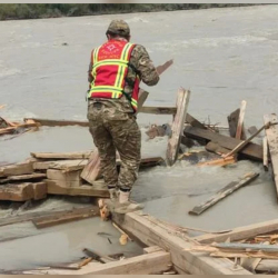 Нарын дарыясына түшүп кеткен айдоочуну издөөгө 198 куткаруучу тартылды