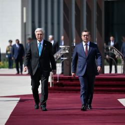 Состоялась церемония официальной встречи Президента Садыра Жапарова и Президента Казахстана Касыма-Жомарта Токаева