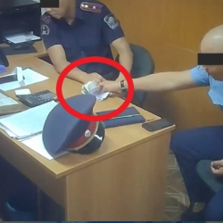 УКМК: Бишкекте милиция кызматкерлери кармалды