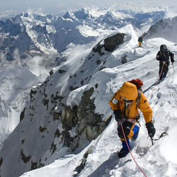 Кыргызстанда 6000 метрден ашкан чокуларга чыгууда төлөм алуу каралууда