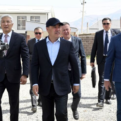 Садыр Жапаров ознакомился со строительством соцобъектов и дорог в Нарыне