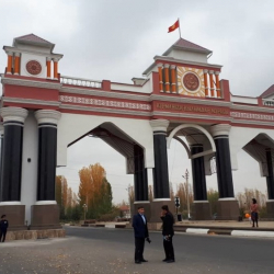 ЖК комитети Жалал-Абадды Манас деп өзгөртүүнү 3 окууда колдоду