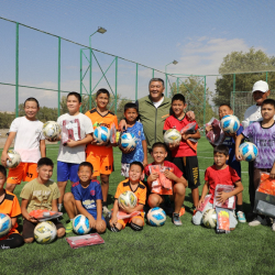 Токмокто Ташиевдин тапшырмасы менен жаңыланган кичи футбол аянтчасы ачылды