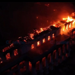 Непал сарайы толугу менен өрттөнүп кетти