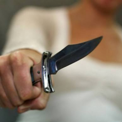 Өзүнө да кол салган. Бишкекте 17 жаштагы кыз эркек кишинин өлүмүнө шектелүүдө