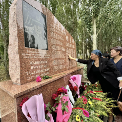 Кыргыз-тажик чек арасында куралдуу кагылышууда курман болгон Нурсултан Жаныбековдун жаркын элесине арналып эстелик тургузулду