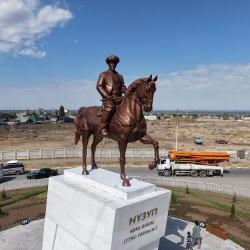 СҮРӨТ - Бишкекте Нүзүп бийдин эстелиги орнотулду