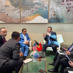 Садыр Жапаров Трамптын атайын өкүлү Паоло Замполли менен сүйлөшүүлөрдү жүргүздү