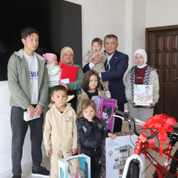 Ташиев көп балалуу жалгыз бой энеге эки бөлмөлүү батир белек кылды