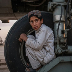 Афганистандык балакай учактын дөңгөлөктөрүнө жашынып Делиге учуп барган