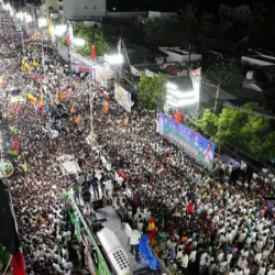 Индияда саясатчы жана актёр Вижай жетектеген митингде ондогон адамдар набыт болду