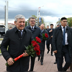 Касымалиев Минскте Советтер Союзунун Баатыры Жумаш Асаналиевдин эстелигине гүл койду
