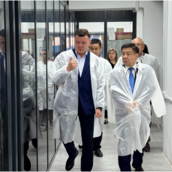 Мамлекеттик салык кызматынын төрагасы Алмамбет Шыкмаматов Бонецкий лабораториясына иш сапары менен барды