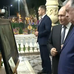 Путин Эмомали Рахмонго китеп жана сүрөт белек кылды