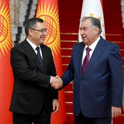 Президент Садыр Жапаров провел переговоры с Президентом Таджикистана Эмомали Рахмоном в Душанбе