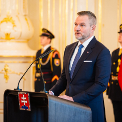 Словакиянын президенти Петер Пеллегр эки гана жынысты – эркек менен аялды таанууну күчөткөн өзгөртүүлөргө кол койду