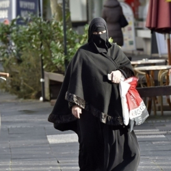 Италияда паранжа менен никаб кийүүгө тыюу салынышы мүмкүн