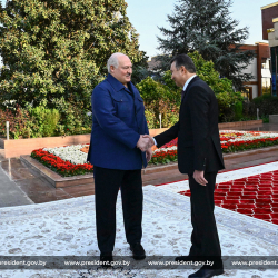 СҮРӨТ - Александр Лукашенко Тажикстанга иш сапарында башкалардан өзгөчөлөндү