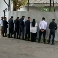 Манас шаарында бир катар кызмат адамдары кармалды