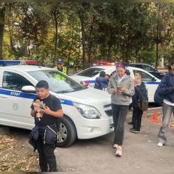 Бишкекте окуучуларга коркутуу болуп, 3 мектеп курчоого алынды