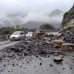 Айдоочуларга эскертүү! Боомдогу кооптуу таштар түшүрүлөт