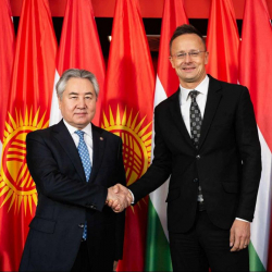 Министр Жээнбек Кулубаев менен Мажарстандын Тышкы экономикалык байланыштар жана тышкы иштер министри Петер Сийярто кыргыз-мажар Стратегиялык кеңешинин бешинчи жыйынын өткөрүштү