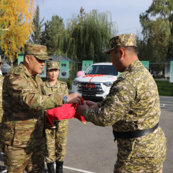 Ташиев «Кемин» чек ара заставасынын өздүк курамына жаңы кызматтык унааларды тапшырды