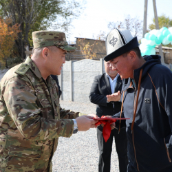 Ташиев Чүйдүн тургунуна үч бөлмөлүү жер там тапшырды