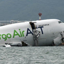 Эмираттын учагы Гонконгдон учуп-конуу тилкесинен чыгып, кырсыкка учурады