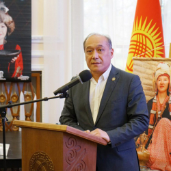 Улуттук комиссиянын төрагасы Мелис Мураталиев Москва шаарындагы мекендештер менен жолугушту