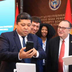 БШК төрагасы Тынчтык Шайназаров АКШнын Кыргызстандагы элчиси Лесли Вигери менен жолугушту