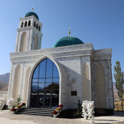Нарын шаарында 600 орунга ылайыкталган жаңы мечит ачылды