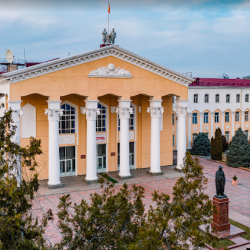 Президент Улуттук университетти III даражадагы Манас ордени менен сыйлады