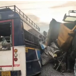 В Индии при столкновении грузовика и автобуса погибли 24 человека