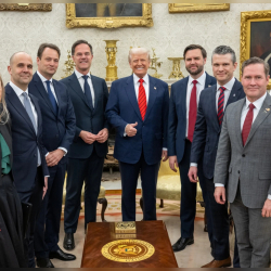 Американцы подали в суд на администрацию Трампа, пишет Bloomberg