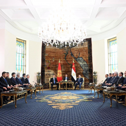 Президент Садыр Жапаров Мисирдин Президенти Абдель Фаттах Ас-Сиси менен Каирде кеңейтилген форматта сүйлөшүүлөрдү өткөрдү