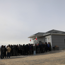 Ташиев Балыкчы шаарында 6 үй бүлөгө курулган жаңы турак жайлардын ачкычын тапшырды