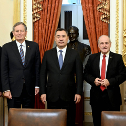 Президент Садыр Жапаров провел встречу с Главой комитета Сената по международным отношениям Джеймсом Ришом и сенаторами Конгресса США в Вашингтоне