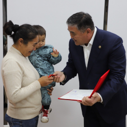 Ташиев жалгыз бой энеге батир белек кылды