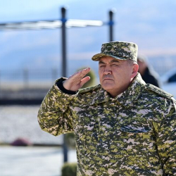 Камчыбек Ташиев вручил ключи от новых квартир пограничникам