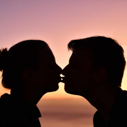 Манас шаарында кыз жигитинин тилин тиштеп үзүп алган