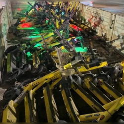 Бишкекте туура эмес токтотулган самокаттар айып короосуна ташыла баштады