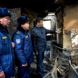 Бишкек мэри өрт чыккан үйдүн тургундары менен жолугуп, ооруканадагылардан кабар алды